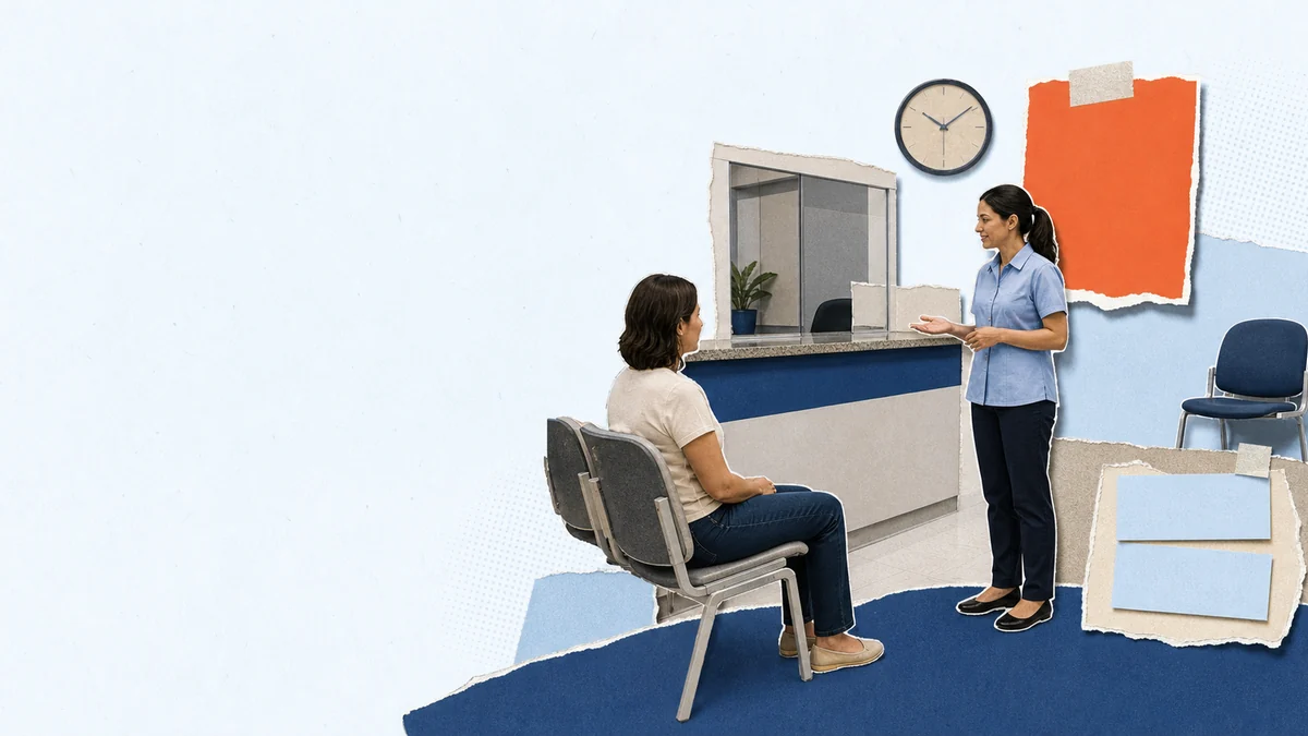 Recepção de clínica comunica um atraso a uma pessoa na sala de espera.